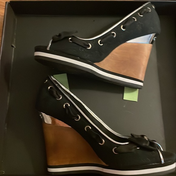 GUESS BRAND! WEDGES WITH BOW! Mint condition! - Picture 3 of 10